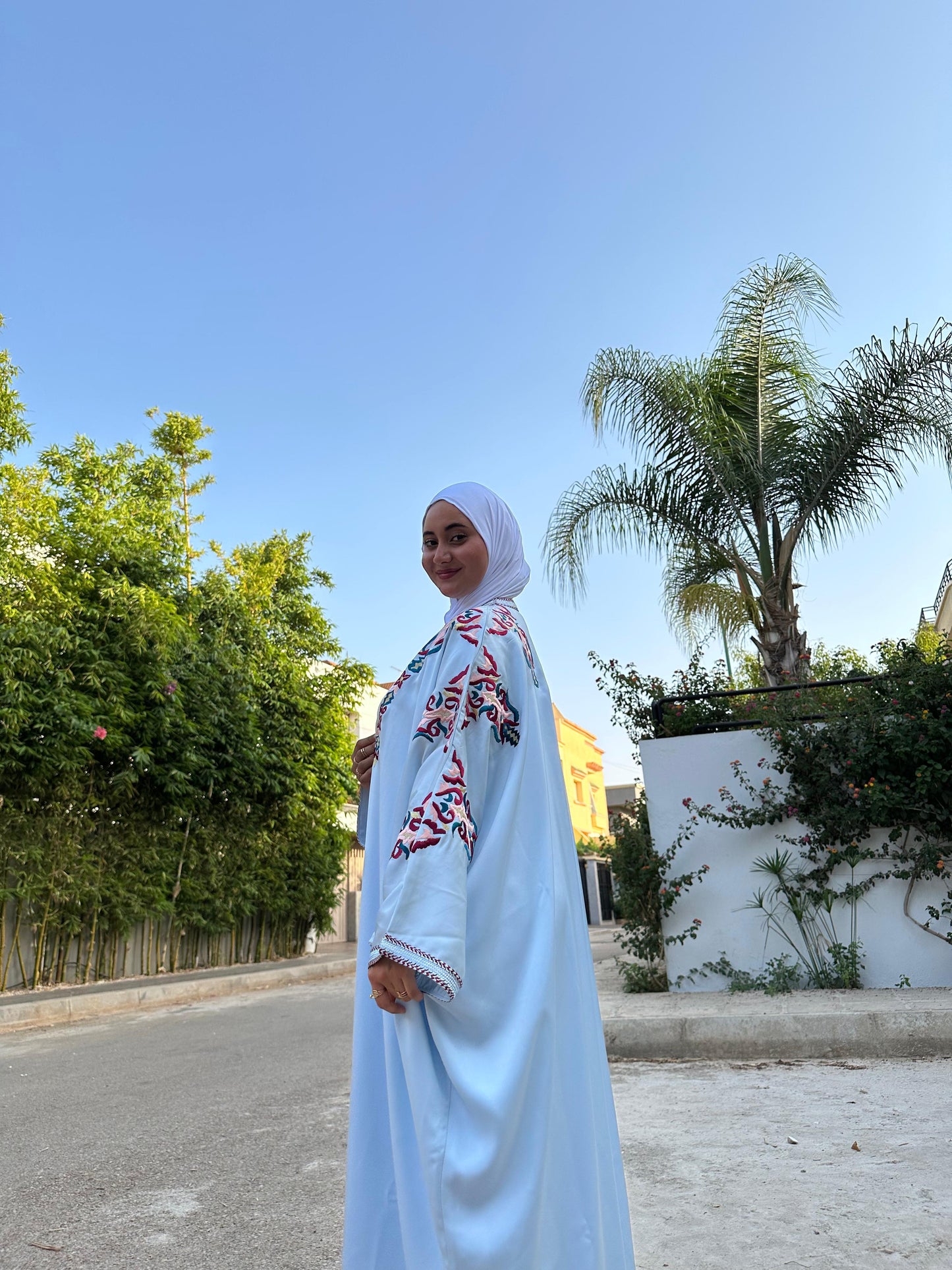Kimono Bleu Ciel Brodé – Élégance Artisanale
