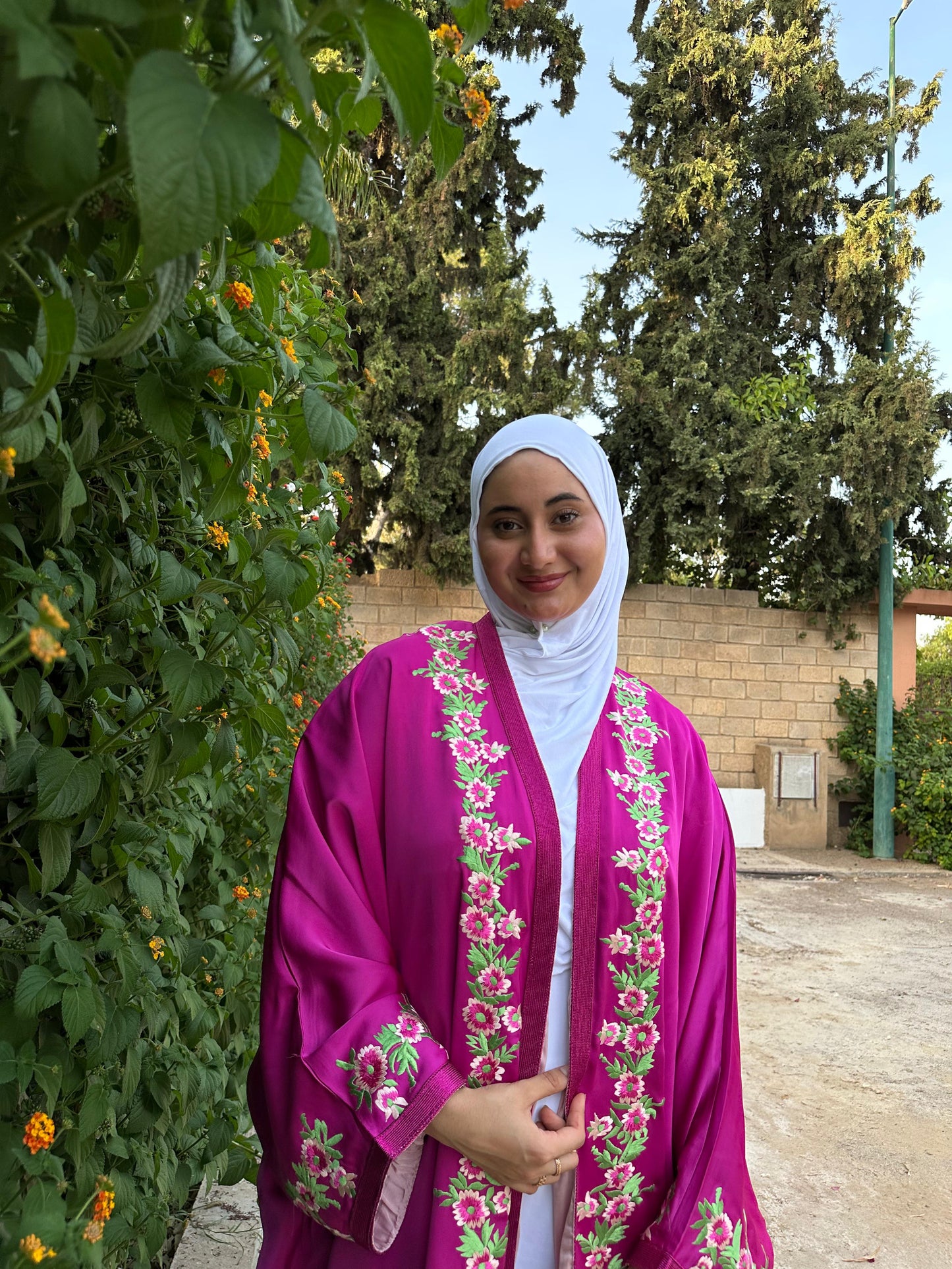 Kimono Fuchsia Brodé – Élégance Florale