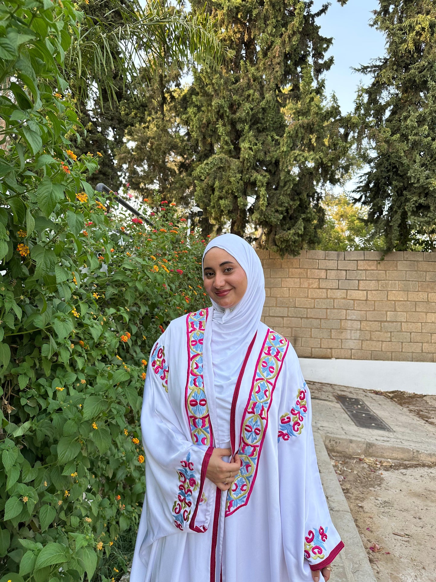 Kimono Blanc Brodé – Élégance Colorée