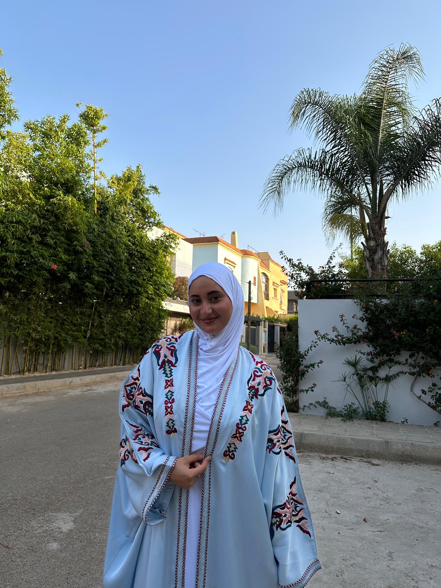 Kimono Bleu Ciel Brodé – Élégance Artisanale