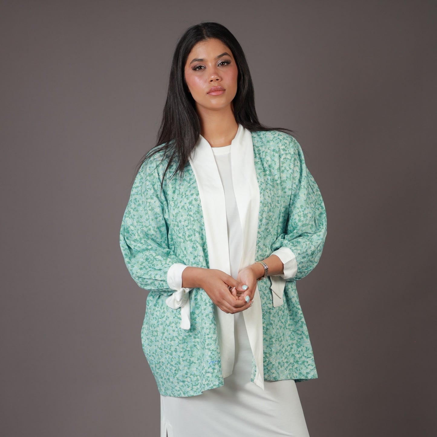 Kimono Vert Amande à Motifs Floraux – Coupe Demi-longue