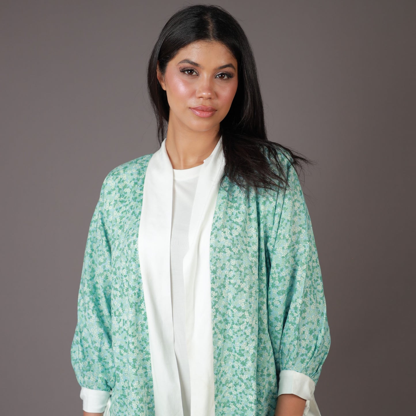 Kimono Vert Amande à Motifs Floraux – Coupe Demi-longue