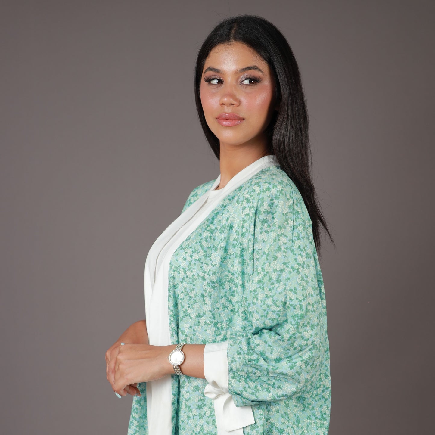 Kimono Vert Amande à Motifs Floraux – Coupe Demi-longue