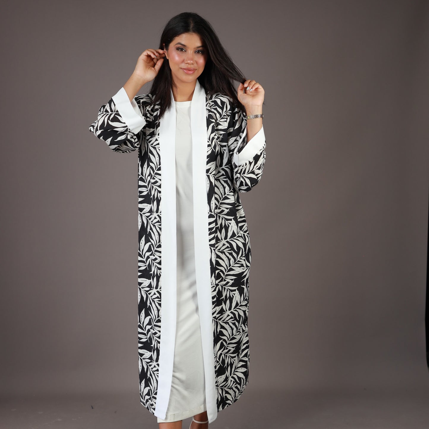 Kimono Long Noir à Motifs Feuillus Blancs