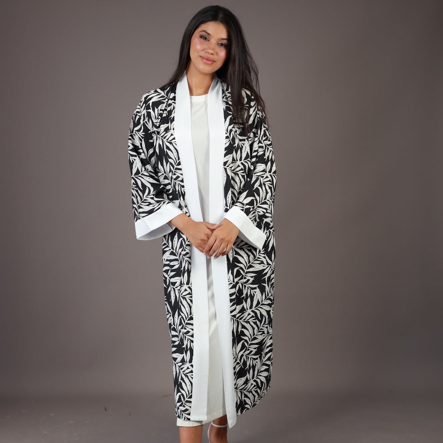 Kimono Long Noir à Motifs Feuillus Blancs