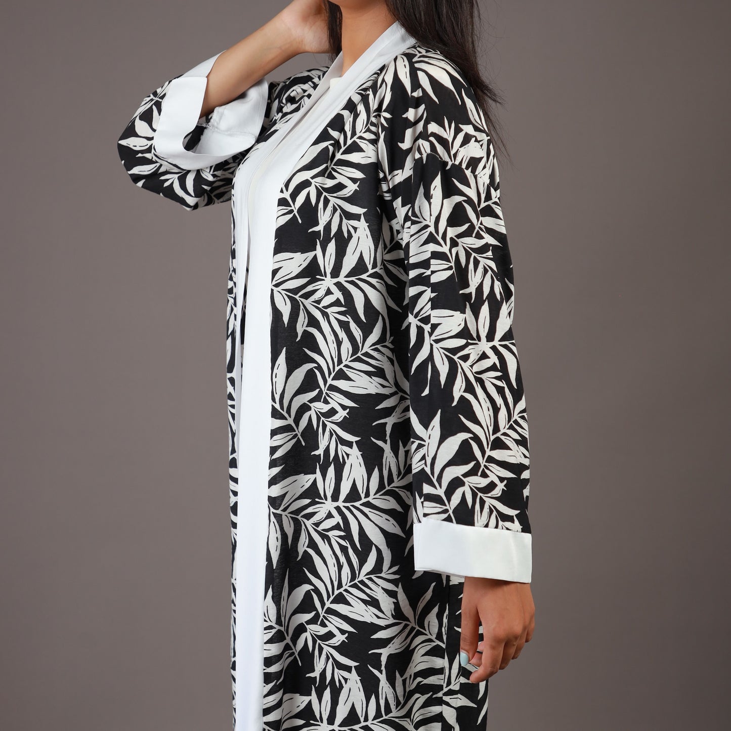 Kimono Long Noir à Motifs Feuillus Blancs
