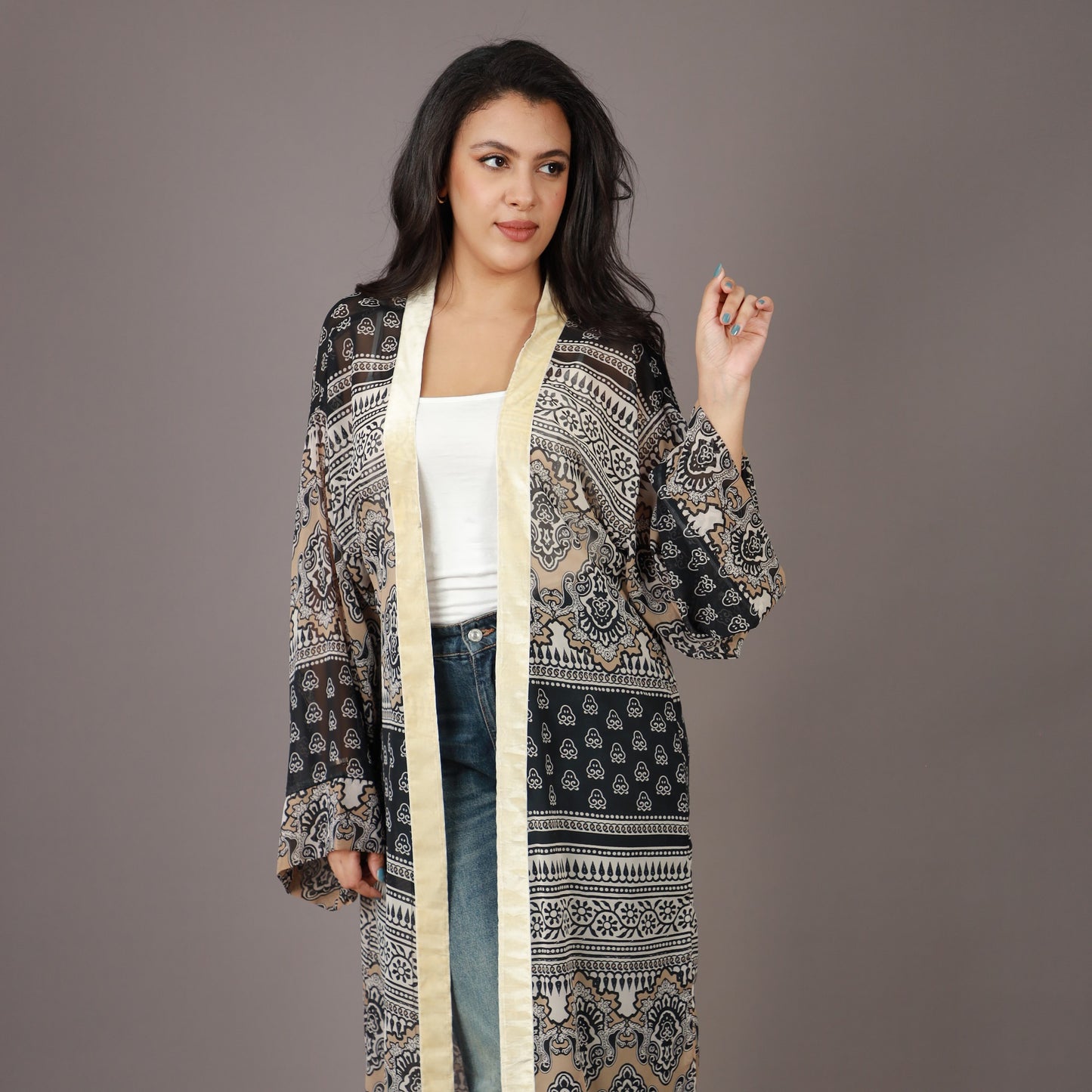 Kimono Long Noir et Beige à Motifs Ethniques