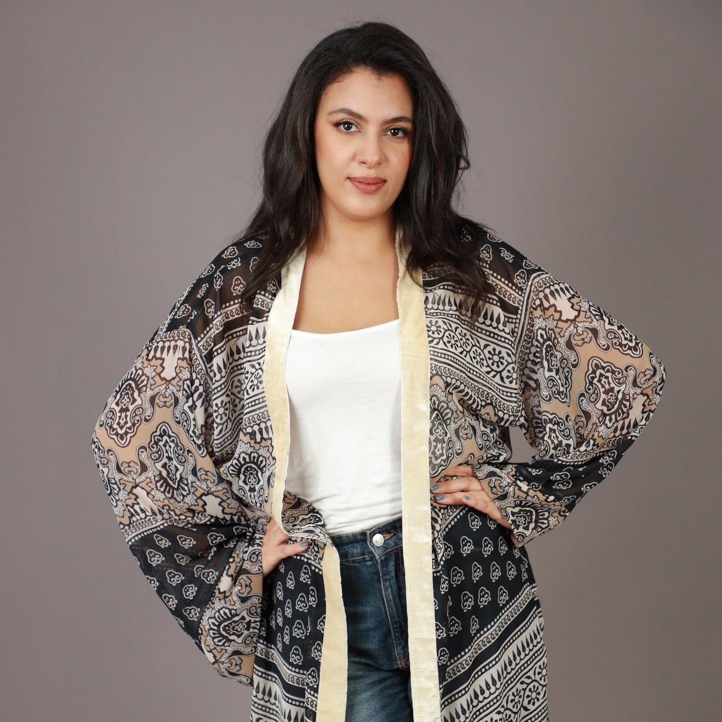 Kimono Long Noir et Beige à Motifs Ethniques
