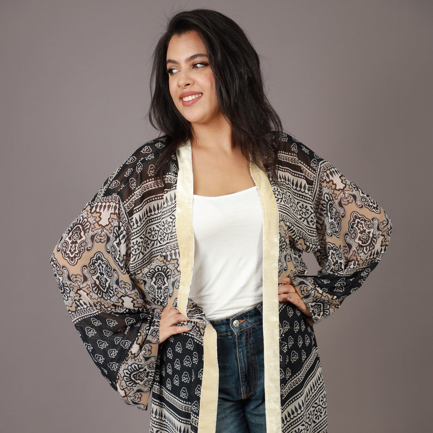 Kimono Long Noir et Beige à Motifs Ethniques