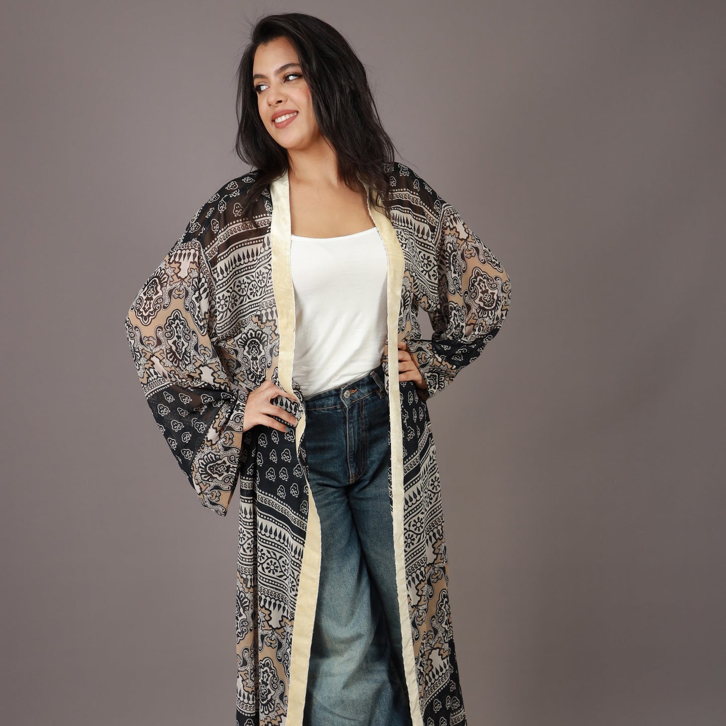 Kimono Long Noir et Beige à Motifs Ethniques