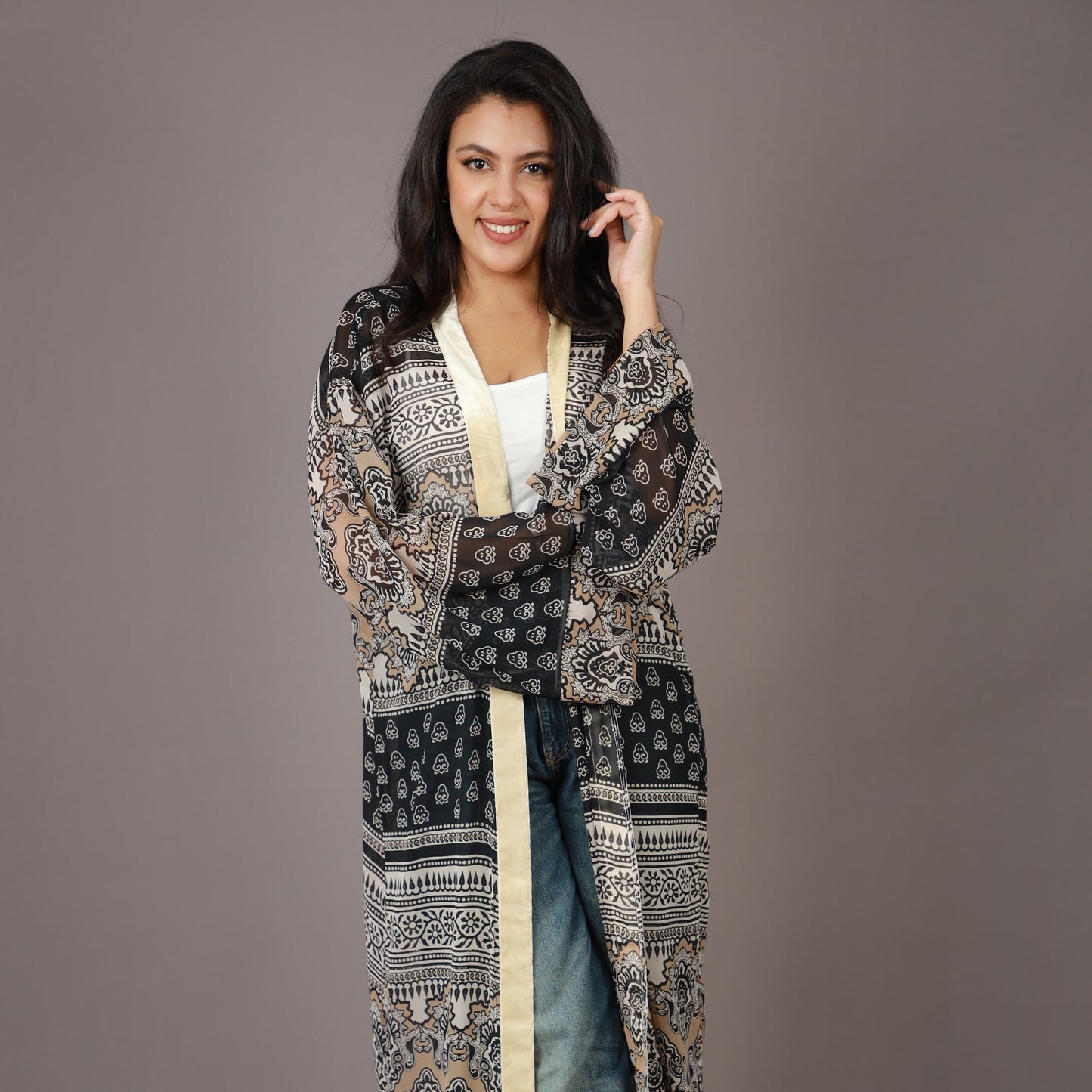 Kimono Long Noir et Beige à Motifs Ethniques