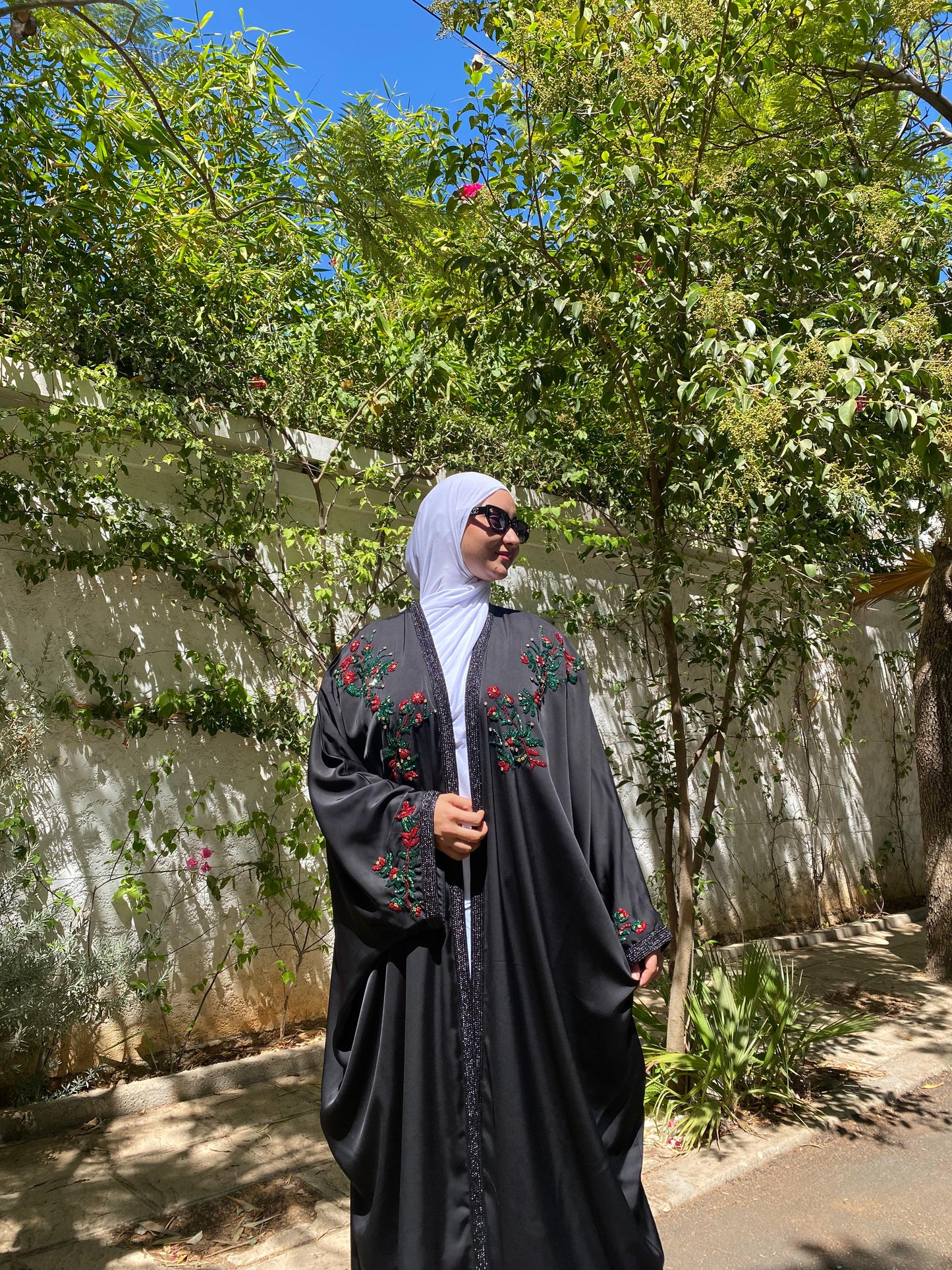 Kimono Noir Brodé – Élégance Intemporelle