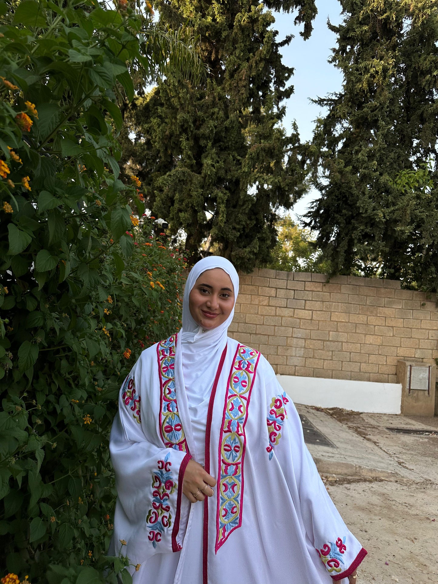 Kimono Blanc Brodé – Élégance Colorée