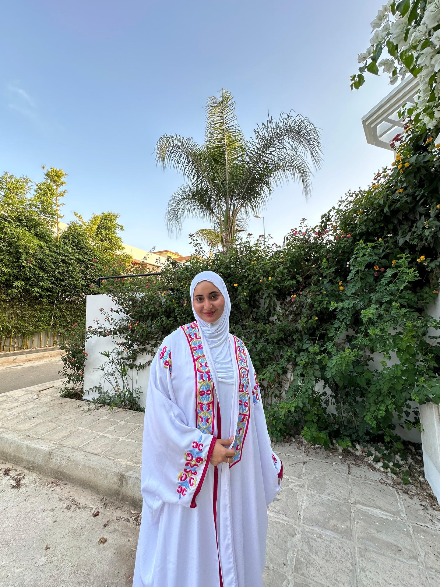 Kimono Blanc Brodé – Élégance Colorée