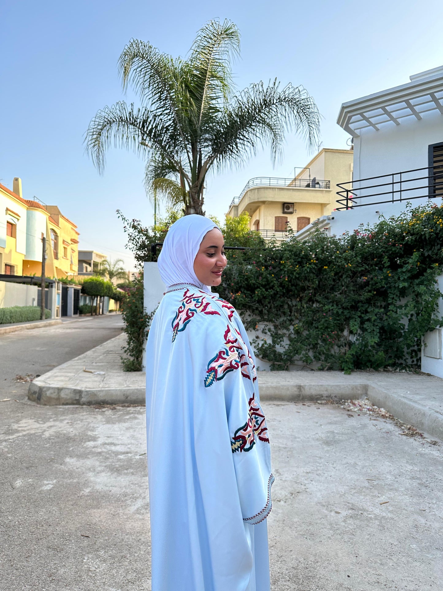 Kimono Bleu Ciel Brodé – Élégance Artisanale
