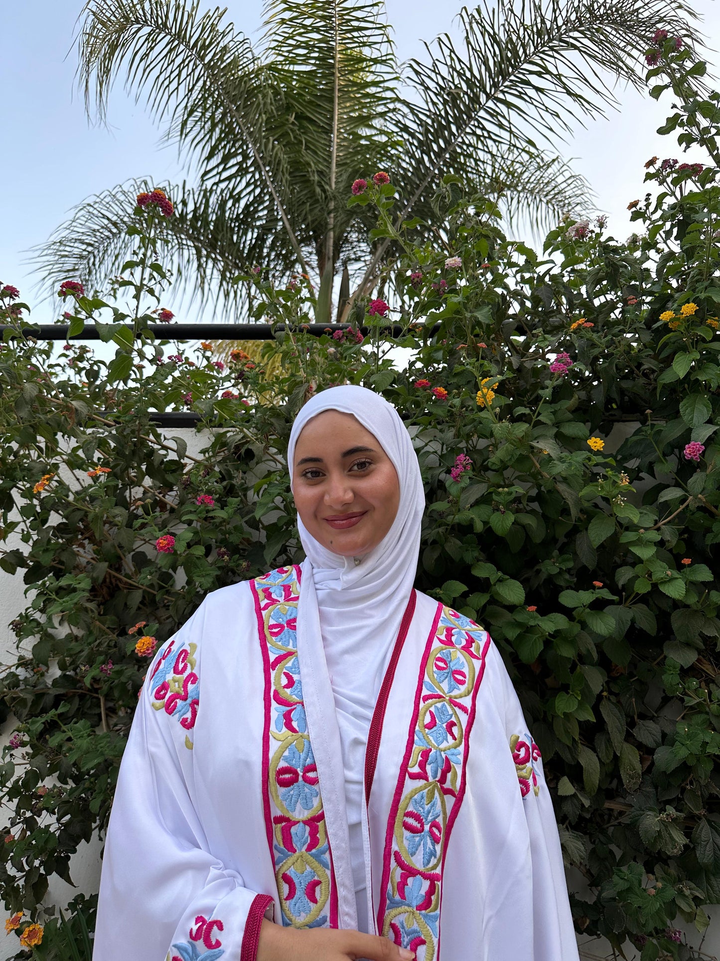 Kimono Blanc Brodé – Élégance Colorée