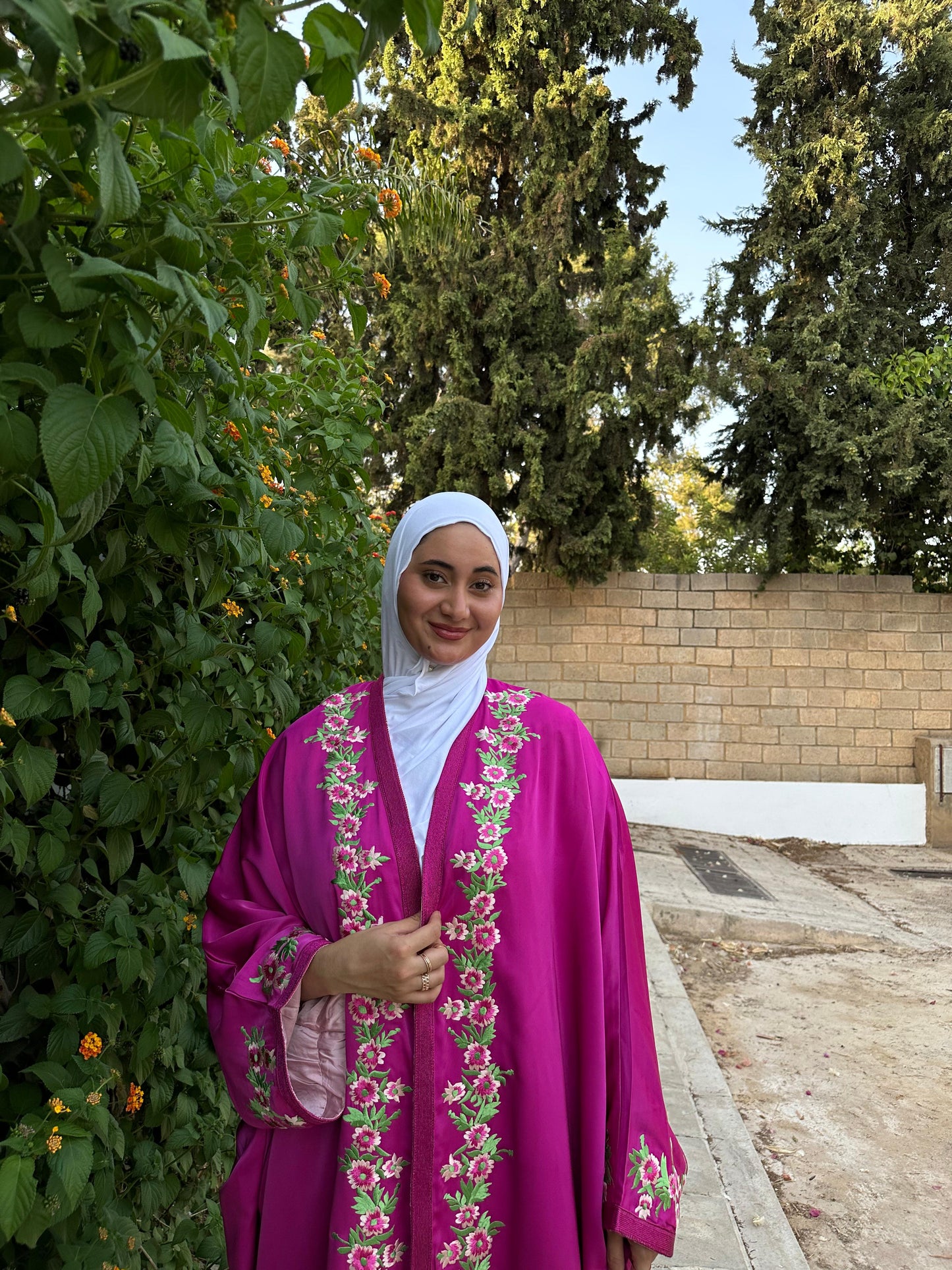 Kimono Fuchsia Brodé – Élégance Florale