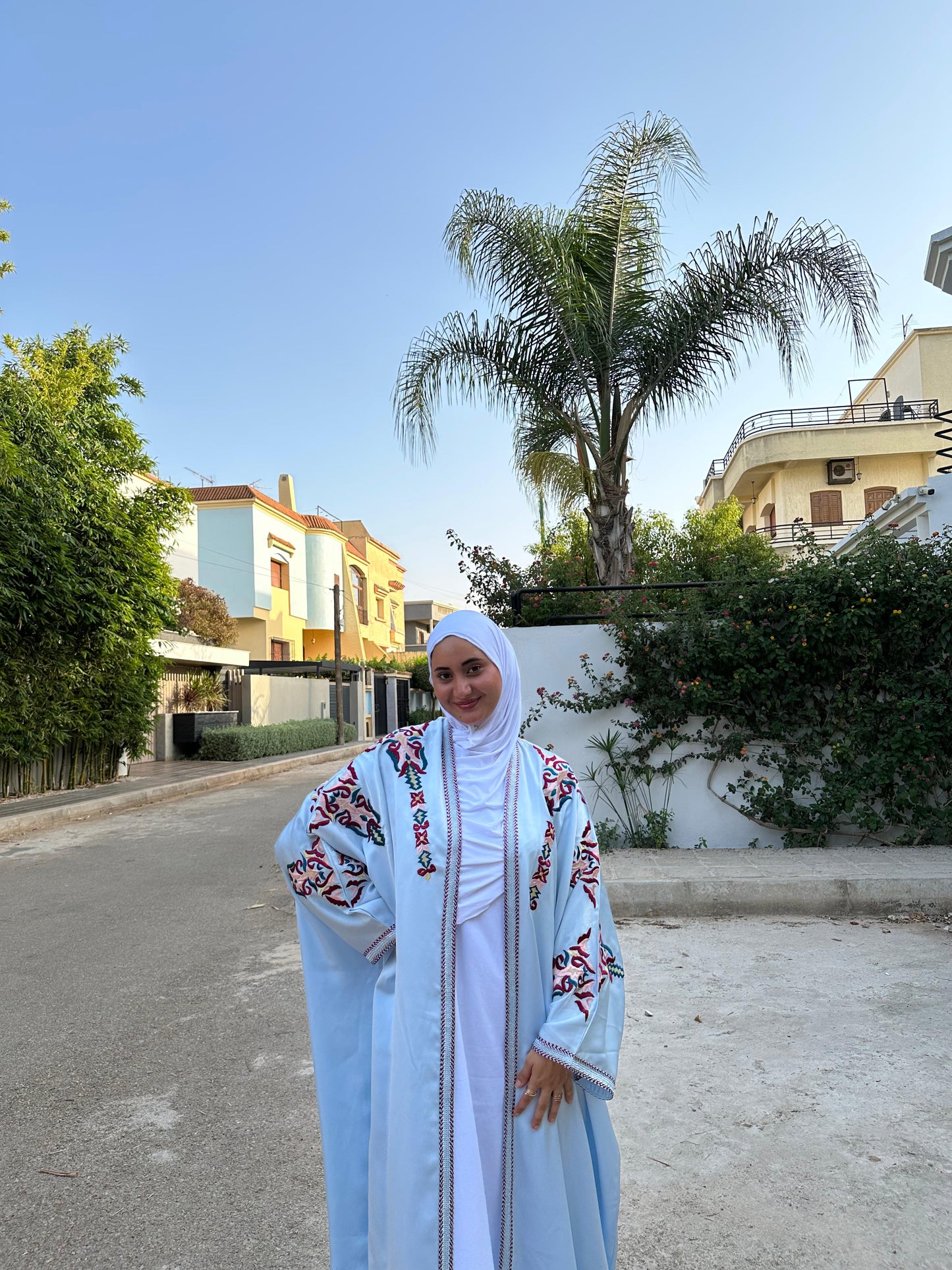 Kimono Bleu Ciel Brodé – Élégance Artisanale