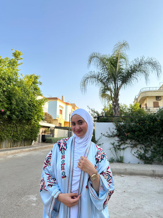 Kimono Bleu Ciel Brodé – Élégance Artisanale