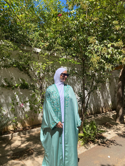 Kimono Vert d’Eau Brodé – Fraîcheur Élégante