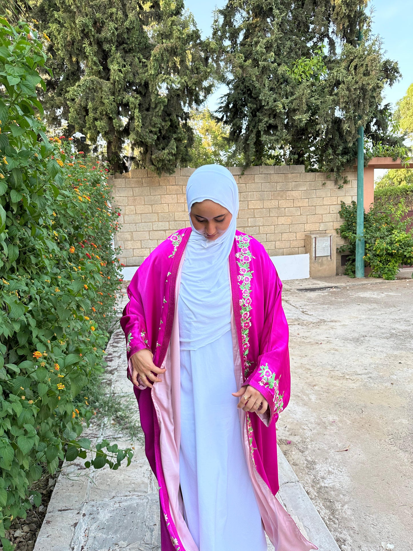 Kimono Fuchsia Brodé – Élégance Florale