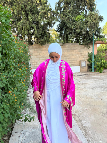 Kimono Fuchsia Brodé – Élégance Florale