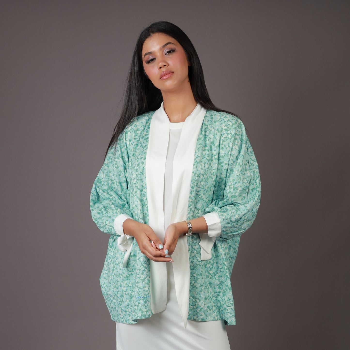 Kimono Vert Amande à Motifs Floraux – Coupe Demi-longue