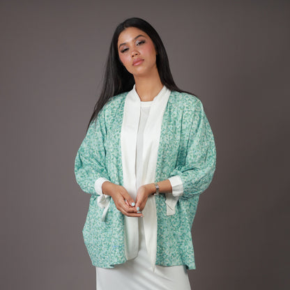 Kimono Vert Amande à Motifs Floraux – Coupe Demi-longue