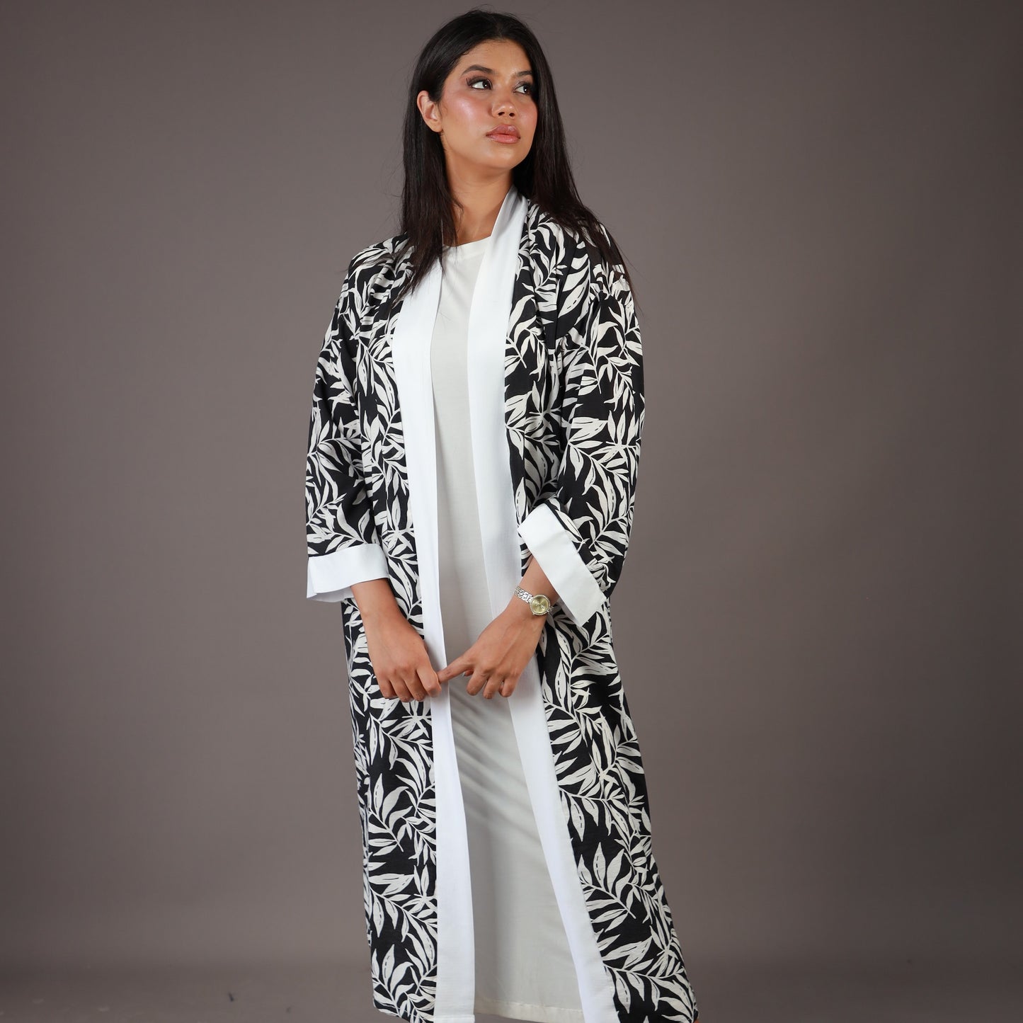 Kimono Long Noir à Motifs Feuillus Blancs