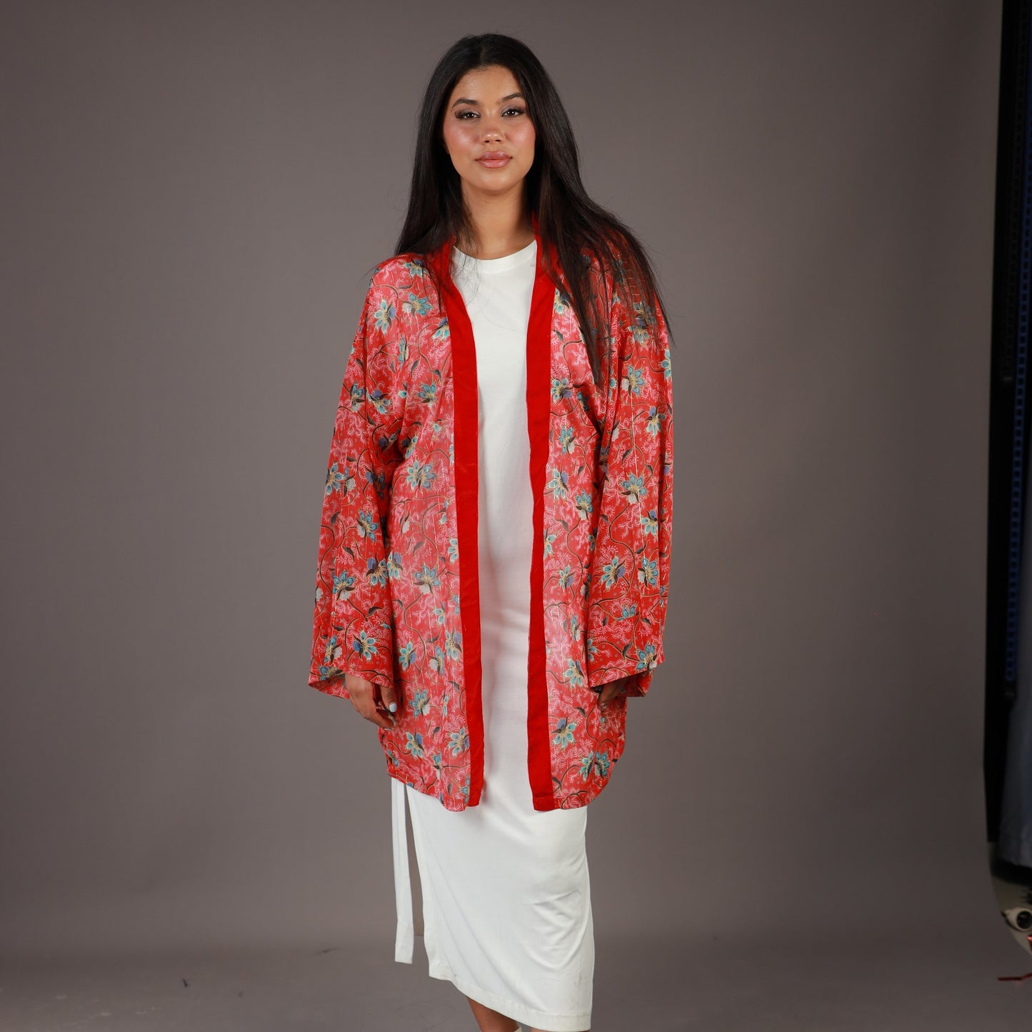 Kimono Demi-Long Rouge à Motifs Floraux