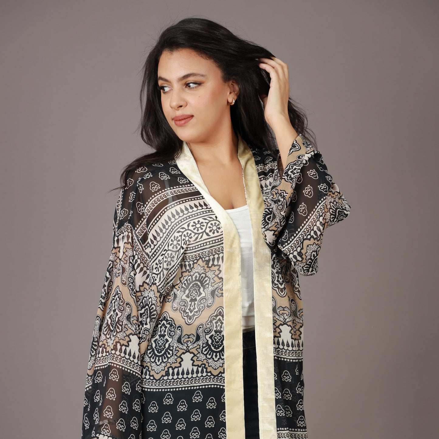 Kimono Long Noir et Beige à Motifs Ethniques