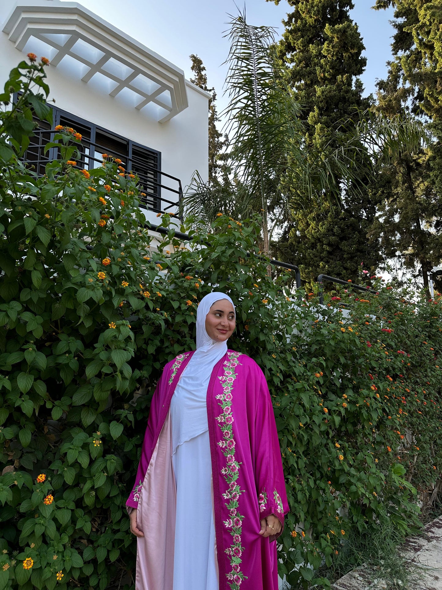 Kimono Fuchsia Brodé – Élégance Florale