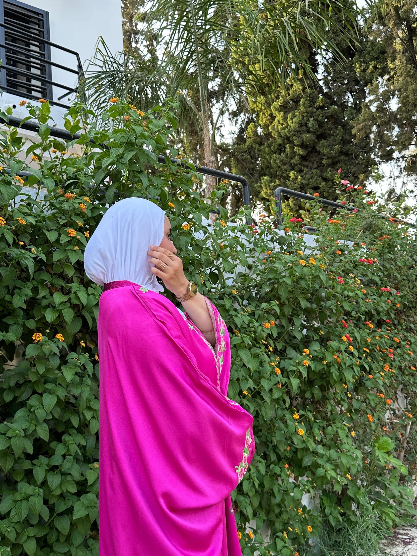 Kimono Fuchsia Brodé – Élégance Florale
