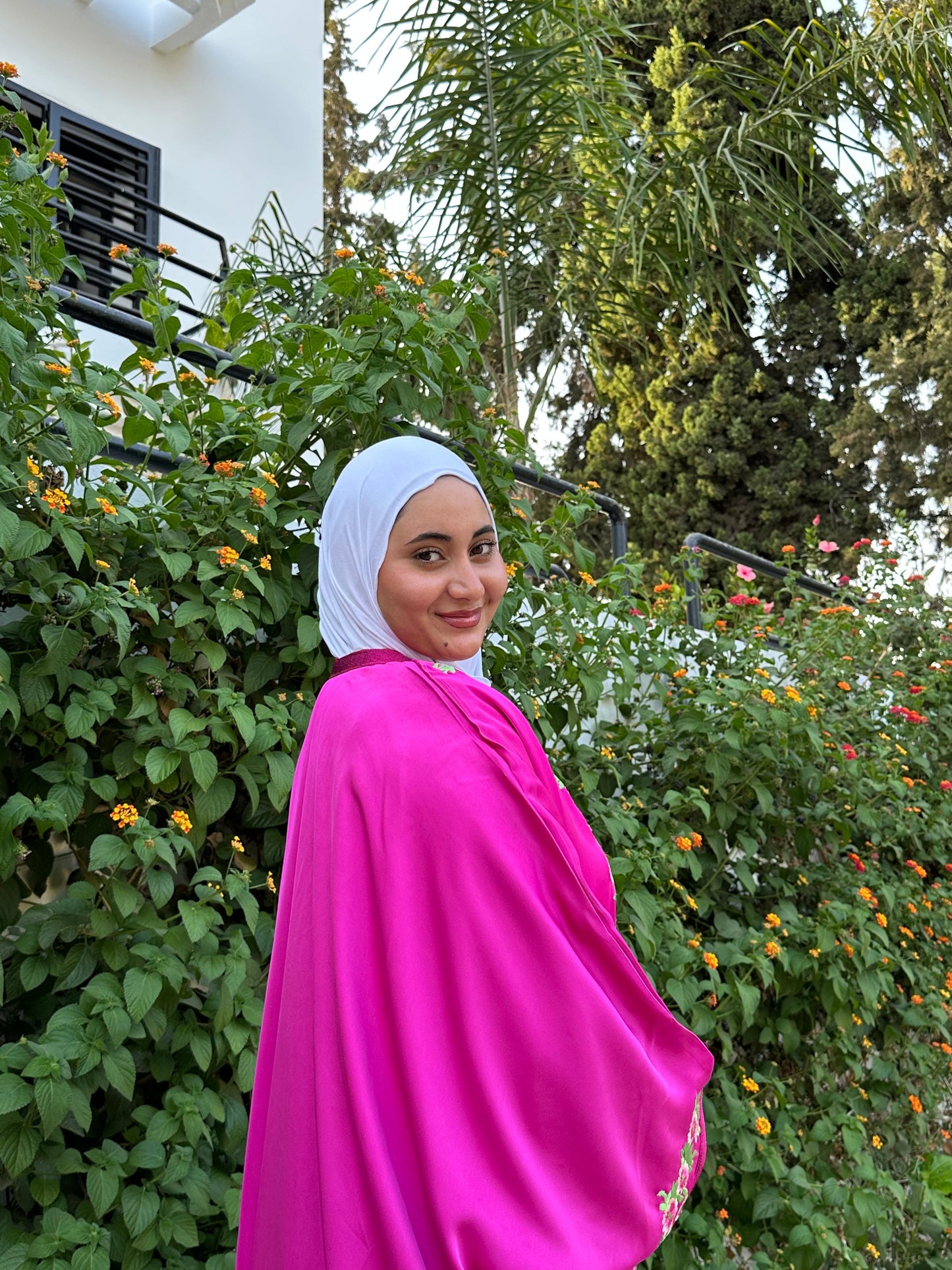 Kimono Fuchsia Brodé – Élégance Florale
